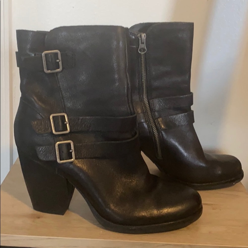 Midi black leather biker-inspired boots 🖤